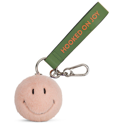 Smiley ECO Fuzzy Taschenanhänger in Light Pink mit Karabinerhaken und grüner „HOOKED ON JOY“-Schlaufe von Bon Ton Toys – von vorne