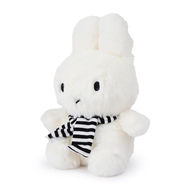 Weiße Miffy with Scarf mit schwarz-weiß gestreiftem Schal – schräg von der Seite