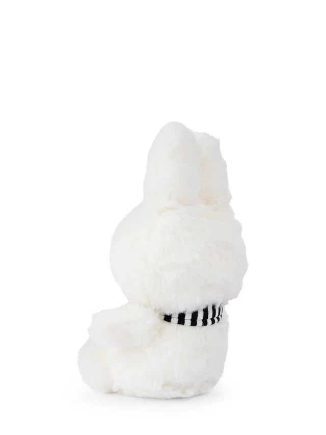 Weiße Miffy with Scarf mit schwarz-weiß gestreiftem Schal – schräg von hinten