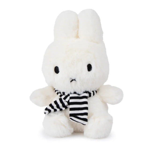 Weiße Miffy with Scarf mit schwarz-weiß gestreiftem Schal – von vorne