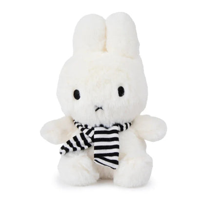 Weiße Miffy with Scarf mit schwarz-weiß gestreiftem Schal – von vorne