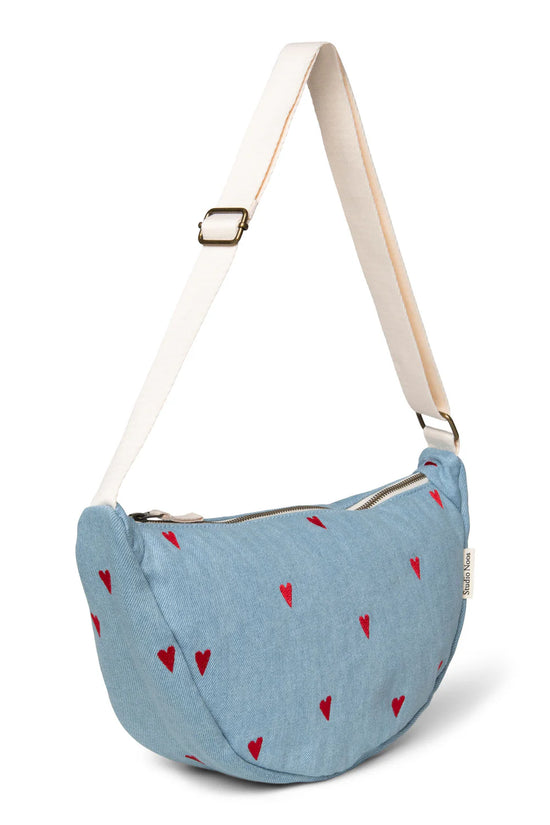 Crossbody Bag für Erwachsene aus Jeanstoff. Bestickt mit Herzen. Von Studio Noos. Jede Tasche ist ein Unikat.
