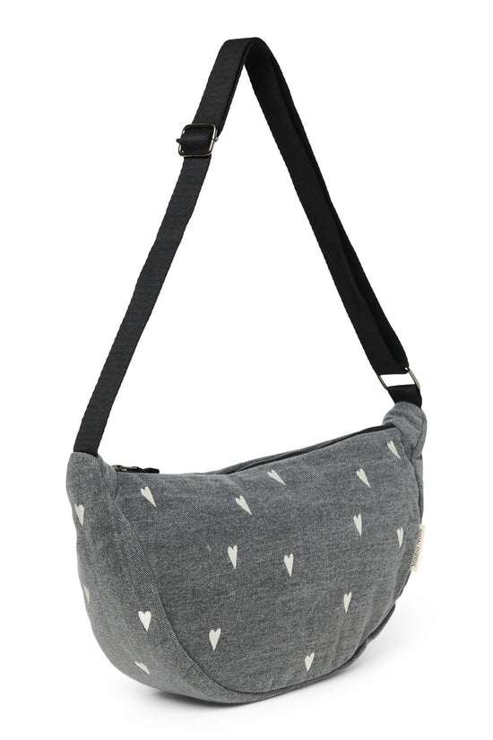 Crossbody Bag für Erwachsene aus Jeanstoff. Bestickt mit Herzen. Von Studio Noos. Jede Tasche ist ein Unikat.