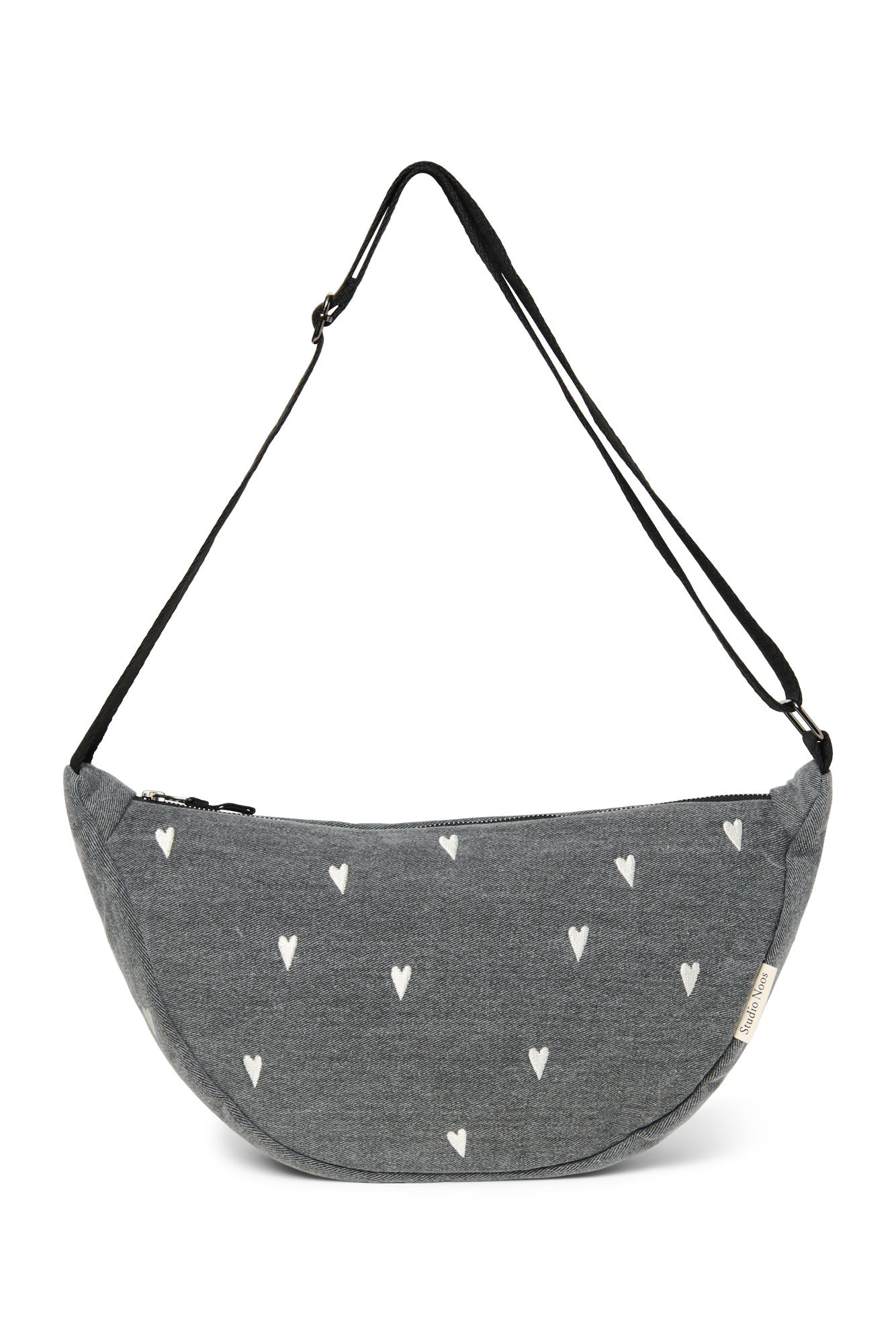Crossbody Bag für Erwachsene aus Jeanstoff. Bestickt mit Herzen. Von Studio Noos. Jede Tasche ist ein Unikat.