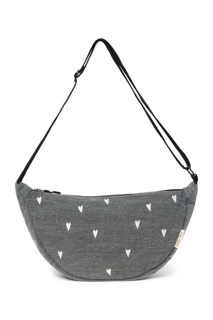 Crossbody Bag für Erwachsene aus Jeanstoff. Bestickt mit Herzen. Von Studio Noos. Jede Tasche ist ein Unikat.