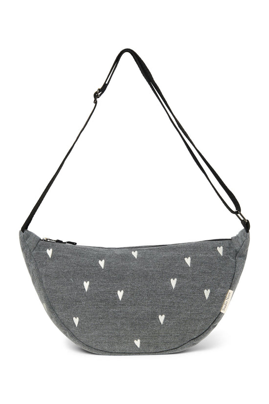 Crossbody Bag für Erwachsene aus Jeanstoff. Bestickt mit Herzen. Von Studio Noos. Jede Tasche ist ein Unikat.