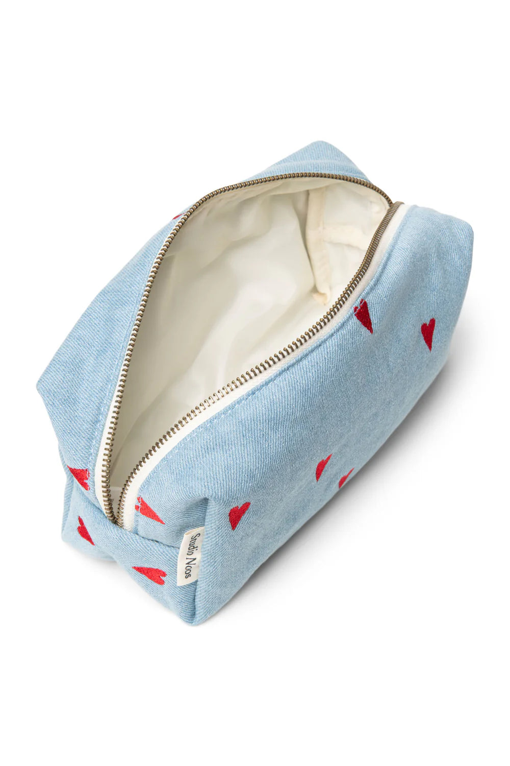 Mit Herzen bestickte Kulturtasche aus Denim von Studio Noos. 