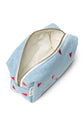 Mit Herzen bestickte Kulturtasche aus Denim von Studio Noos. 