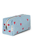 Mit Herzen bestickte Kulturtasche aus Denim von Studio Noos. 