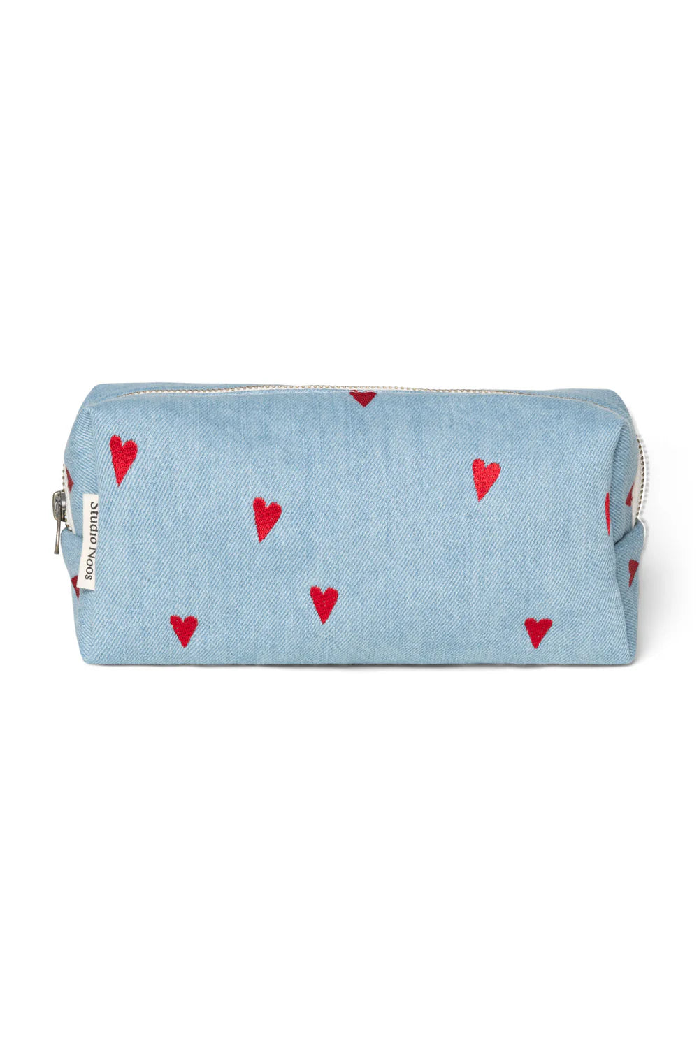 Mit Herzen bestickte Kulturtasche aus Denim von Studio Noos. 