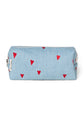 Mit Herzen bestickte Kulturtasche aus Denim von Studio Noos. 