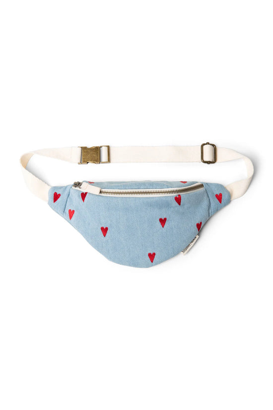 Mit Herzen bestickte Crossbody Bag für Kinder und Jugendliche aus Denim von Studio Noos. Jede Tasche ist ein Unikat.