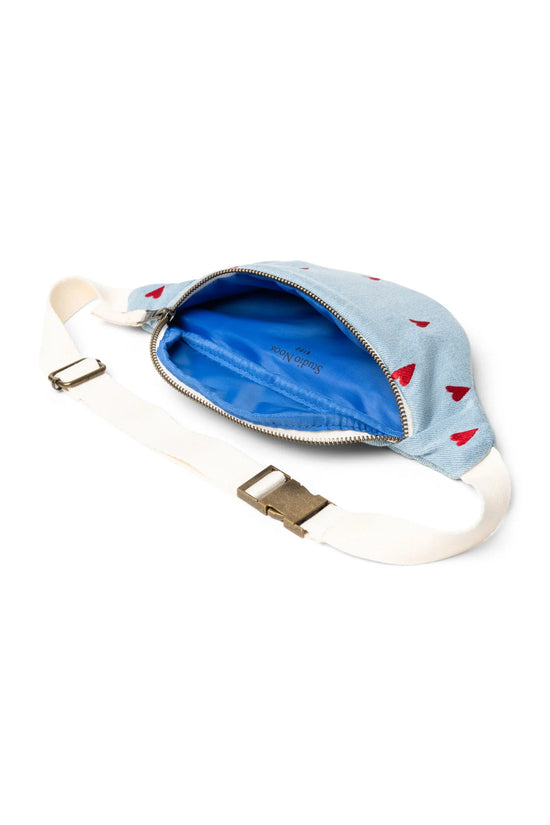 Mit Herzen bestickte Crossbody Bag für Kinder und Jugendliche aus Denim von Studio Noos. Jede Tasche ist ein Unikat.