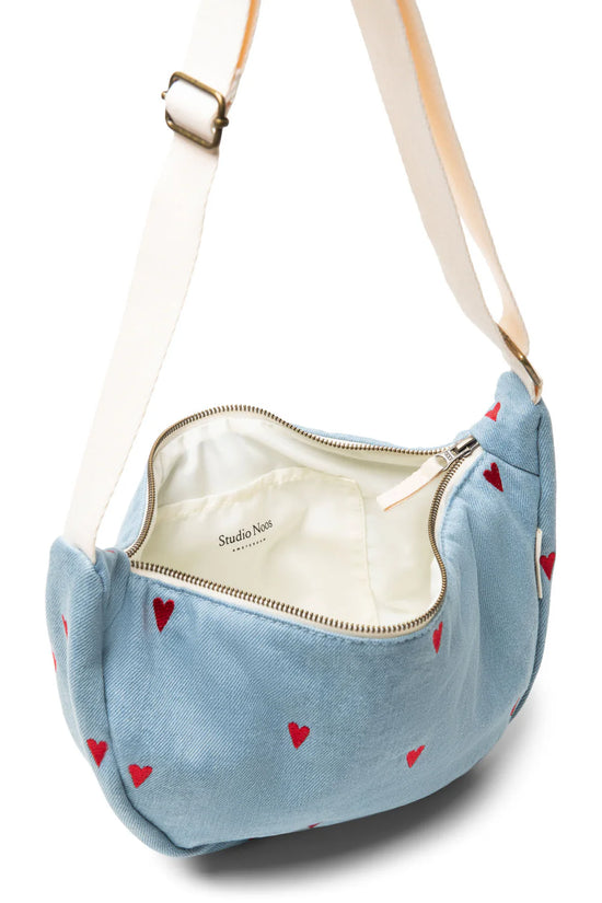 Mit Herzen bestickte Crossbody Bag für Erwachsene aus Denim von Studio Noos.