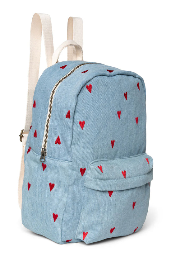 MIDI Rucksack von Studio Noos. Aus weichem Denimstoff mit roten Herzen bestickt. Jeder Rucksack ist ein Unikat.