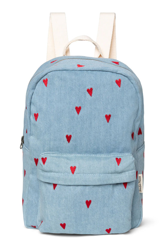 MIDI Rucksack von Studio Noos. Aus weichem Denimstoff mit roten Herzen bestickt. Jeder Rucksack ist ein Unikat.