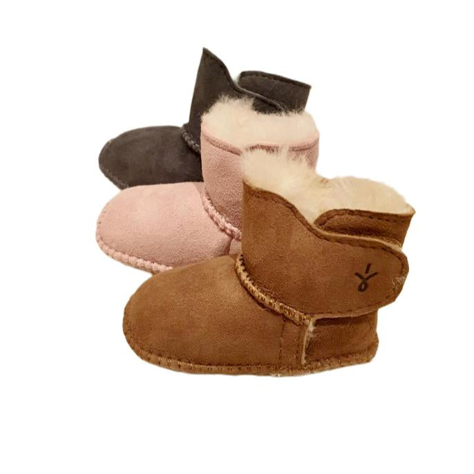 Kuschelige Baby-Boots aus Lammfell mit Klettverschluss