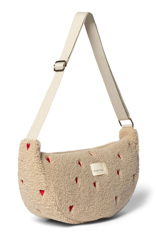 Mit Herzen bestickte Crossbody Bag für Erwachsene aus Teddy von Studio Noos. Jede Tasche ist ein Unikat.