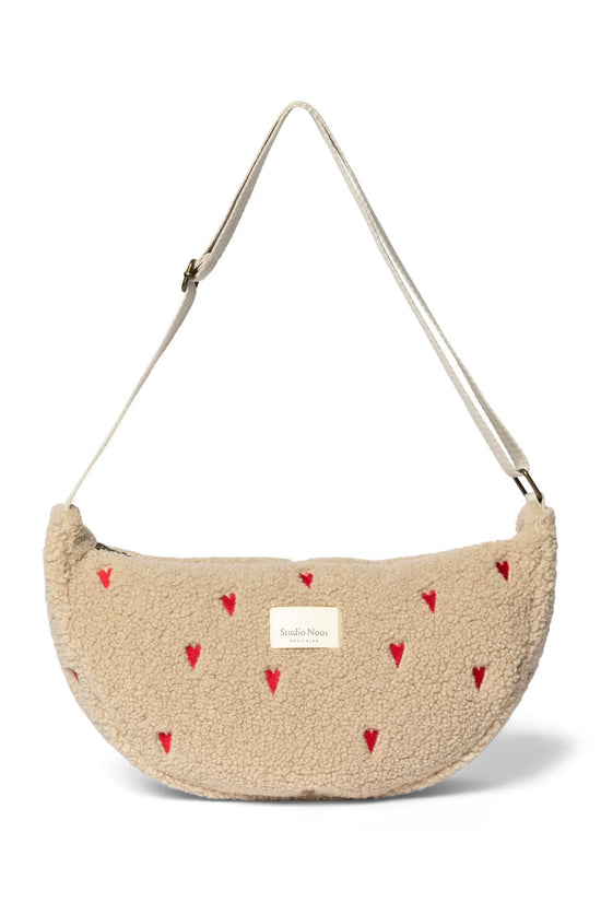 Mit Herzen bestickte Crossbody Bag für Erwachsene aus Teddy von Studio Noos. Jede Tasche ist ein Unikat.