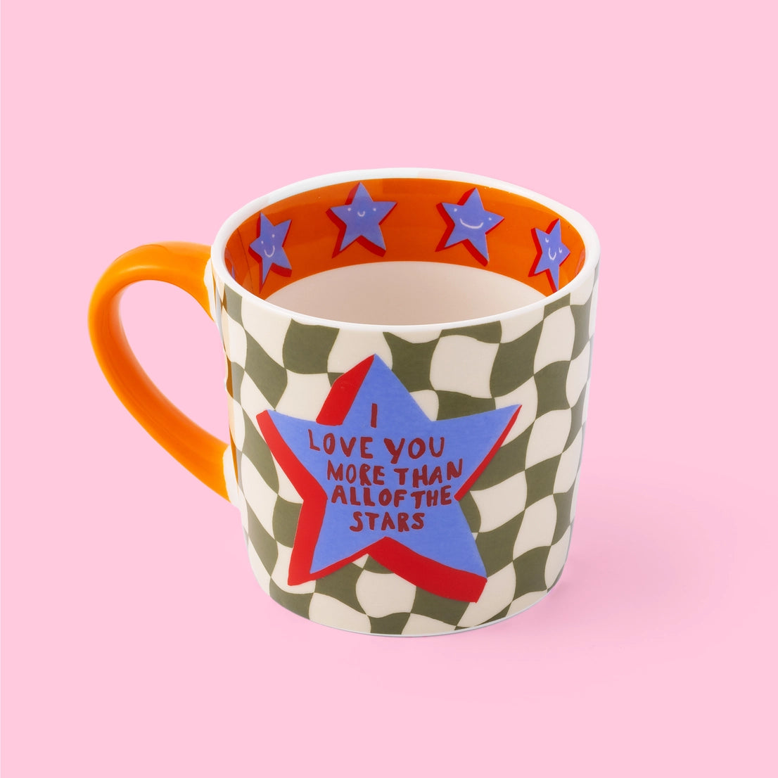 Statement-Tasse „I love you more than all of the stars“ von Eleanor Bowmer mit Sternen und Schachbrettmuster