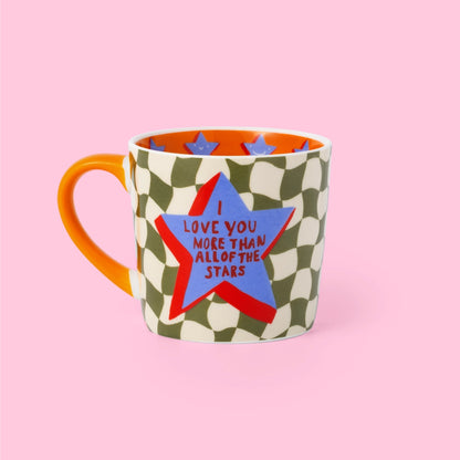 Statement-Tasse „I love you more than all of the stars“ von Eleanor Bowmer mit Sternen und Schachbrettmuster