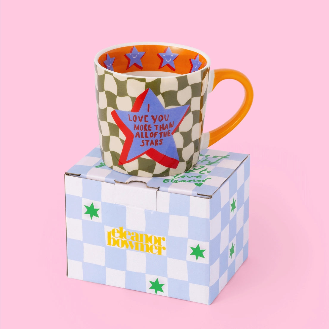 Statement-Tasse „I love you more than all of the stars“ von Eleanor Bowmer auf der Geschenkverpackung