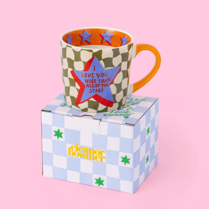 Statement-Tasse „I love you more than all of the stars“ von Eleanor Bowmer auf der Geschenkverpackung