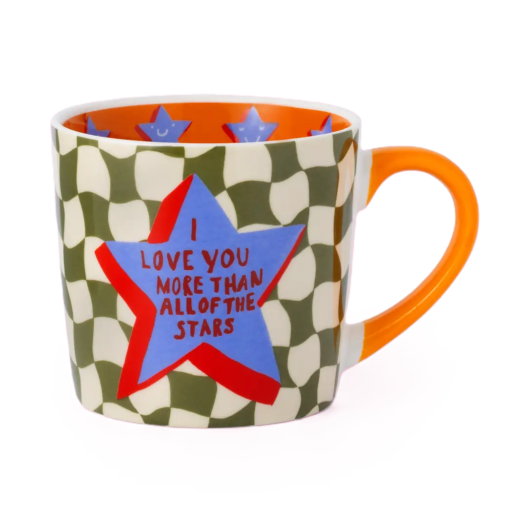 Statement-Tasse „I love you more than all of the stars“ von Eleanor Bowmer mit Sternen und Schachbrettmuster
