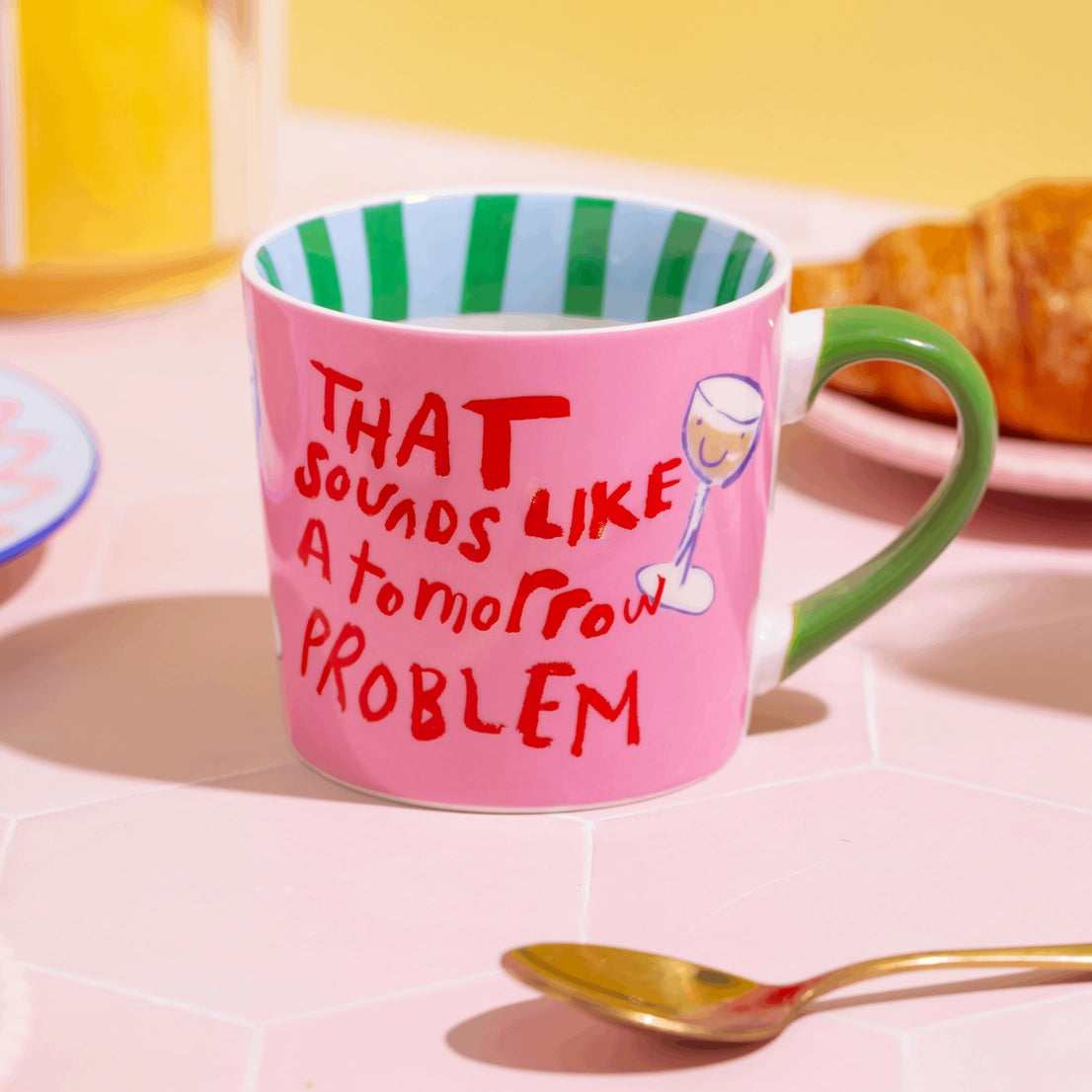 Statement-Tasse „THAT SOUNDS LIKE A TOMORROW PROBLEM“ von Eleanor Bowmer auf dem Frühstückstisch