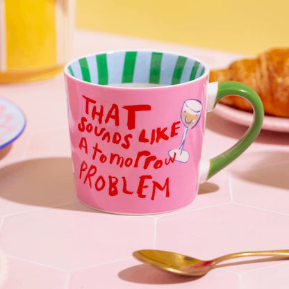 Statement-Tasse „THAT SOUNDS LIKE A TOMORROW PROBLEM“ von Eleanor Bowmer auf dem Frühstückstisch