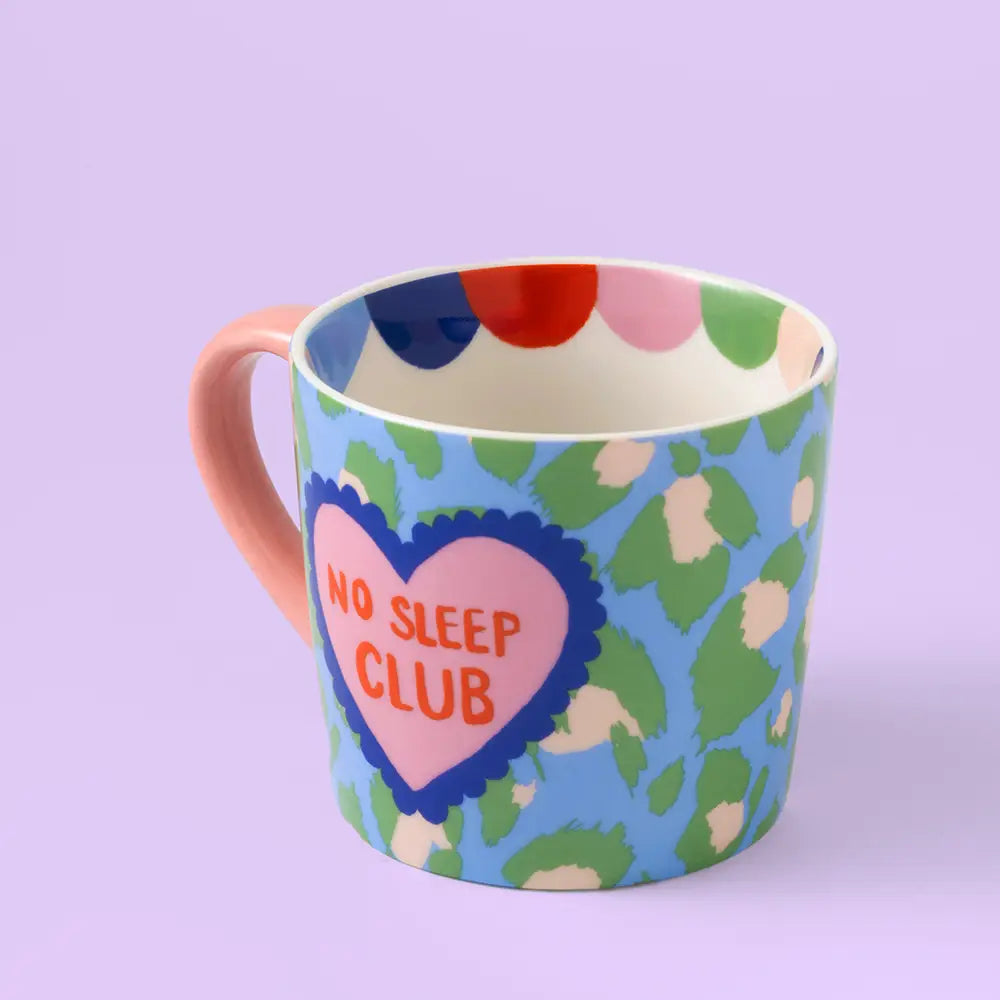 Statement-Tasse „NO SLEEP CLUB“ von Eleanor Bowmer mit grünem Leopardenmuster