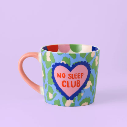 Statement-Tasse „NO SLEEP CLUB“ von Eleanor Bowmer mit grünem Leopardenmuster