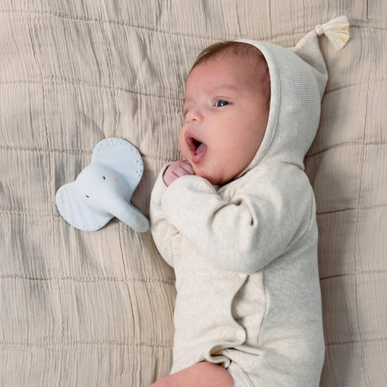 Der Beißring in Form eines Elefanten ist gleichzeitig ein süßer Greifling. Baby Bello steht für Nachhaltigkeit und faire Arbeitsbedingungen.