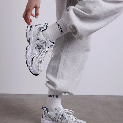 Weiße Socken mit schwarzem Schriftzug „AUNTIE“, klassisches Baumwollsocken-Design für den Alltag.