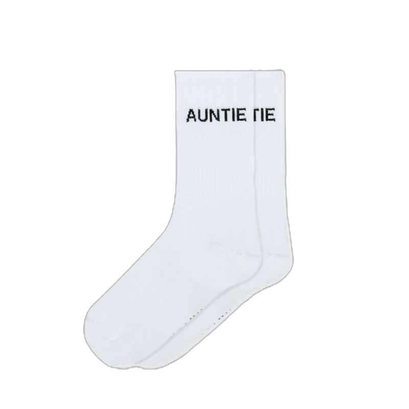 Weiße Socken mit schwarzem Schriftzug „AUNTIE“, klassisches Baumwollsocken-Design für den Alltag.