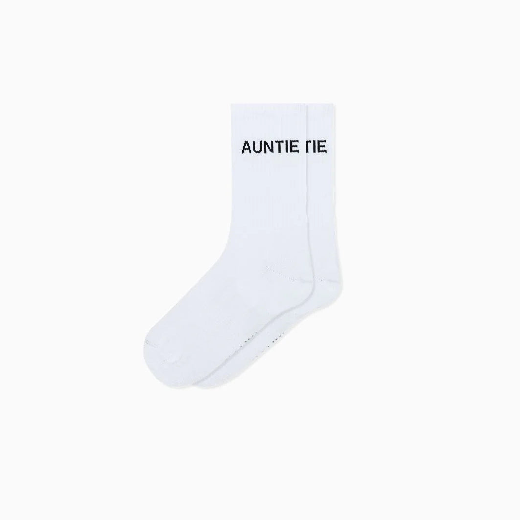Weiße Socken mit schwarzem Schriftzug „AUNTIE“, klassisches Baumwollsocken-Design für den Alltag.