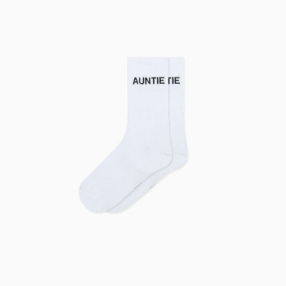 Weiße Socken mit schwarzem Schriftzug „AUNTIE“, klassisches Baumwollsocken-Design für den Alltag.