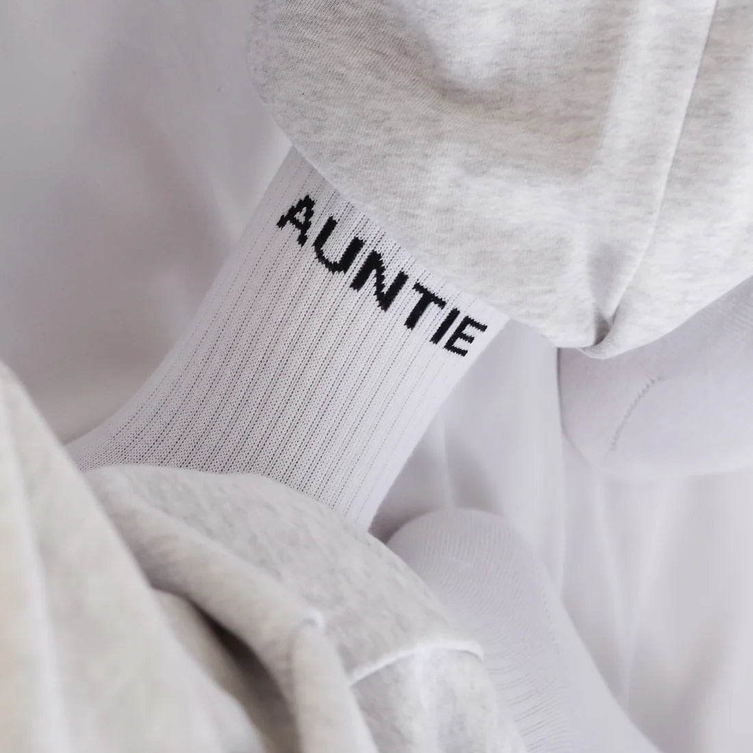 Weiße Socken mit schwarzem Schriftzug „AUNTIE“, klassisches Baumwollsocken-Design für den Alltag.