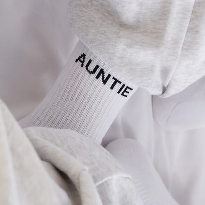 Weiße Socken mit schwarzem Schriftzug „AUNTIE“, klassisches Baumwollsocken-Design für den Alltag.