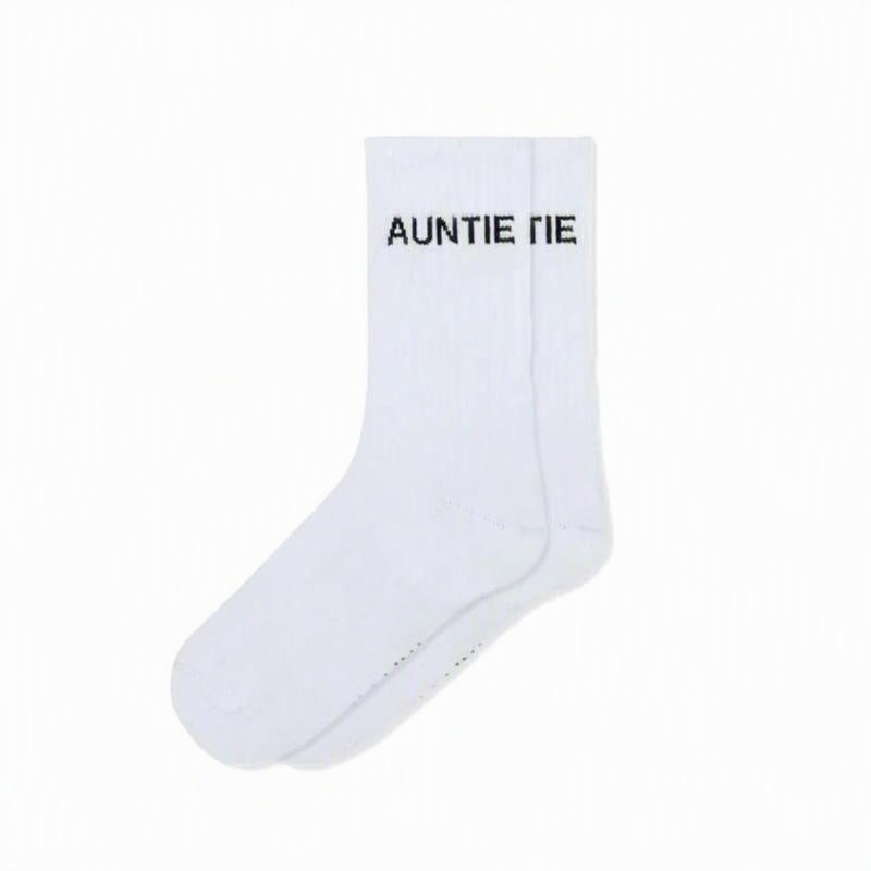 Weiße Socken mit schwarzem Schriftzug „AUNTIE“, klassisches Baumwollsocken-Design für den Alltag.