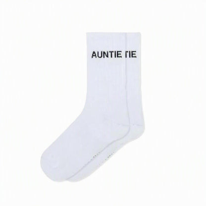 Weiße Socken mit schwarzem Schriftzug „AUNTIE“, klassisches Baumwollsocken-Design für den Alltag.