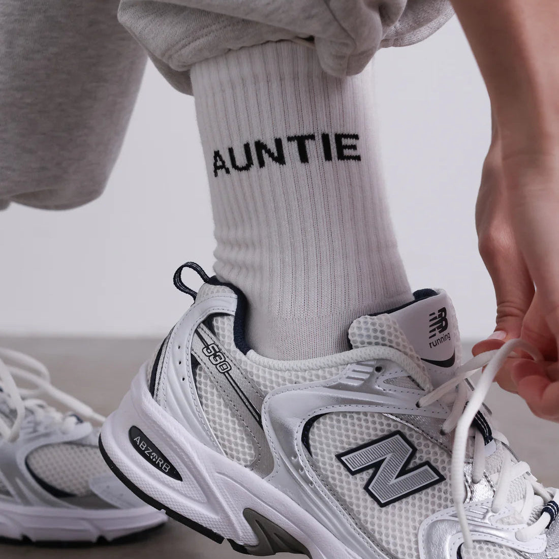 Weiße Socken mit schwarzem Schriftzug „AUNTIE“, klassisches Baumwollsocken-Design für den Alltag.