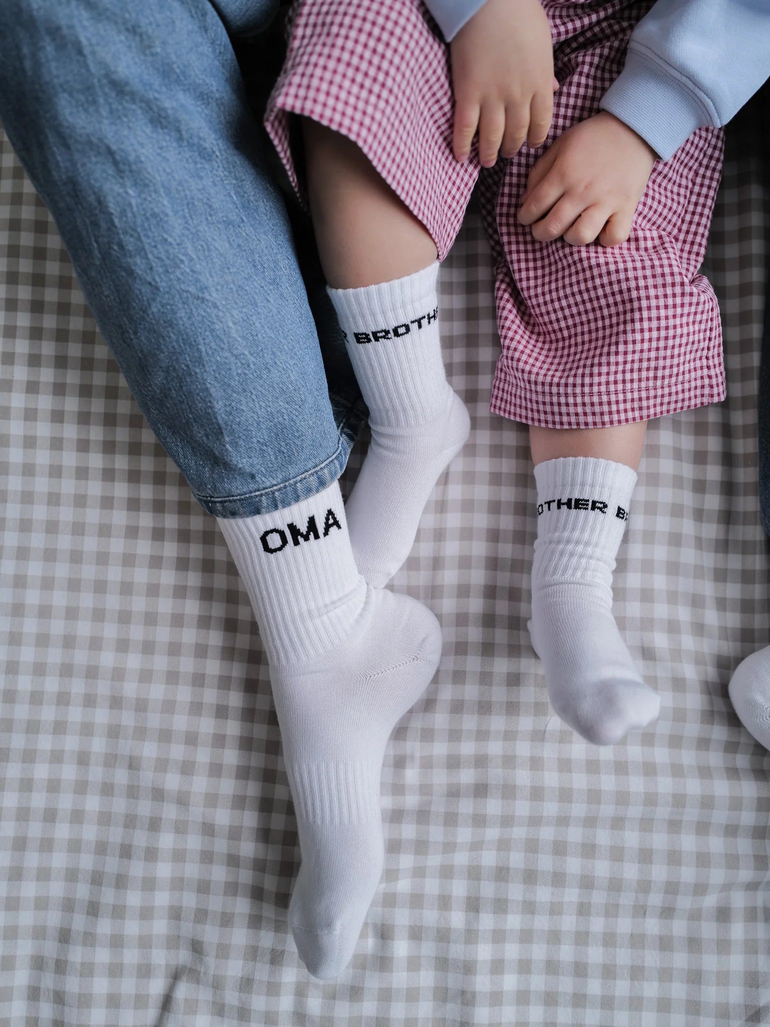 Weisse Socken von FAMVIBES mit schwarzem Schriftzug OMA