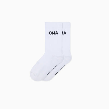 Weisse Socken von FAMVIBES mit schwarzem Schriftzug OMA