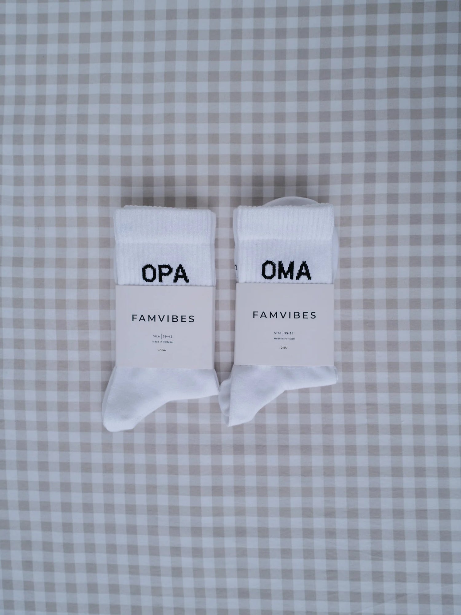Zwei Paar Weisse Socken von FAMVIBES je mit schwarzem Schriftzug OPA und Oma