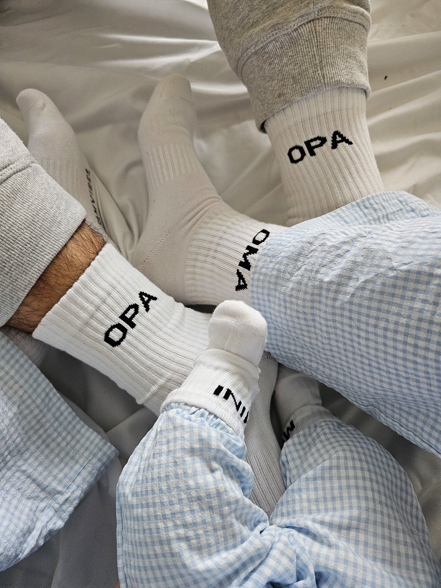 Zwei Paar Weisse Socken von FAMVIBES mit schwarzem Schriftzug OMA und Opa