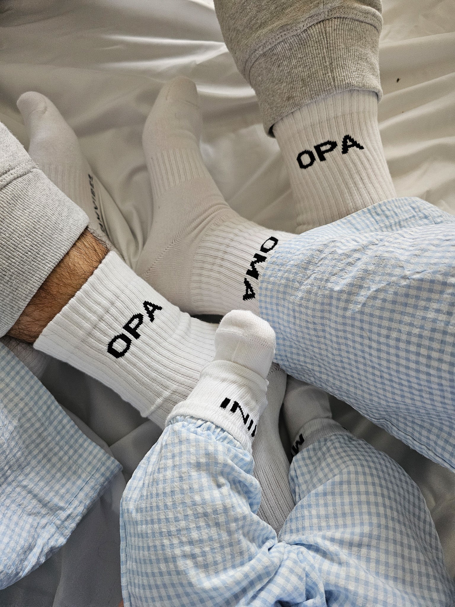Zwei Paar Weisse Socken von FAMVIBES mit schwarzem Schriftzug OMA und Opa