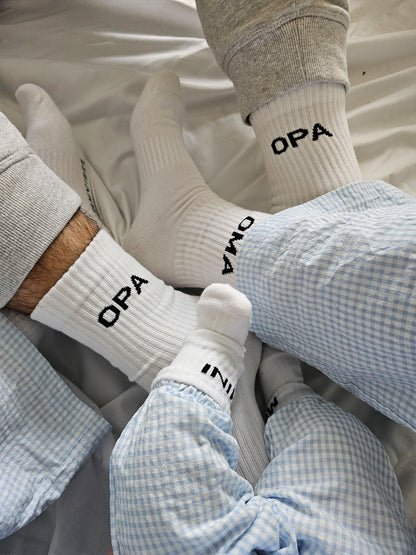 Zwei Paar Weisse Socken von FAMVIBES mit schwarzem Schriftzug OMA und Opa