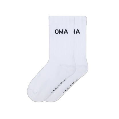 Weisse Socken von FAMVIBES mit schwarzem Schriftzug OMA