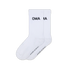 Weisse Socken von FAMVIBES mit schwarzem Schriftzug OMA